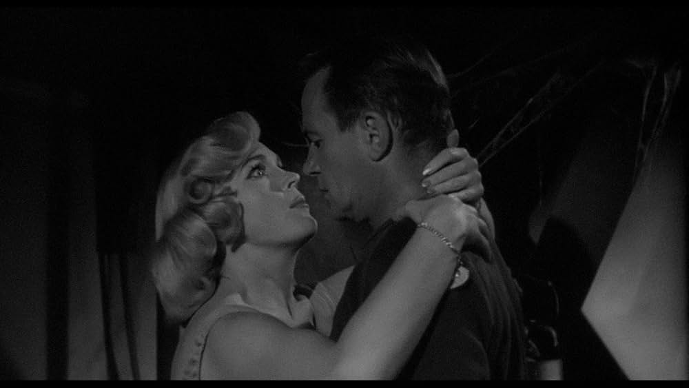 空飛ぶ生首の画像