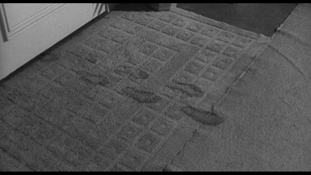 空飛ぶ生首の画像