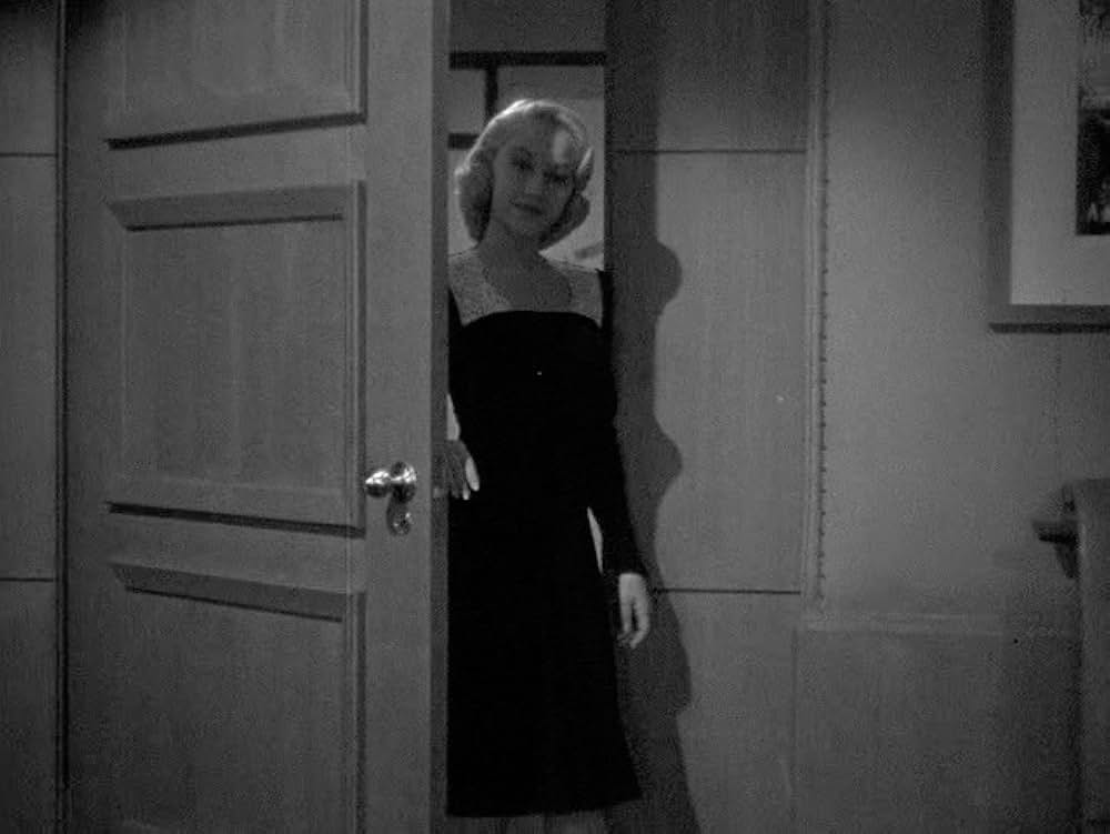 湖中の女の画像