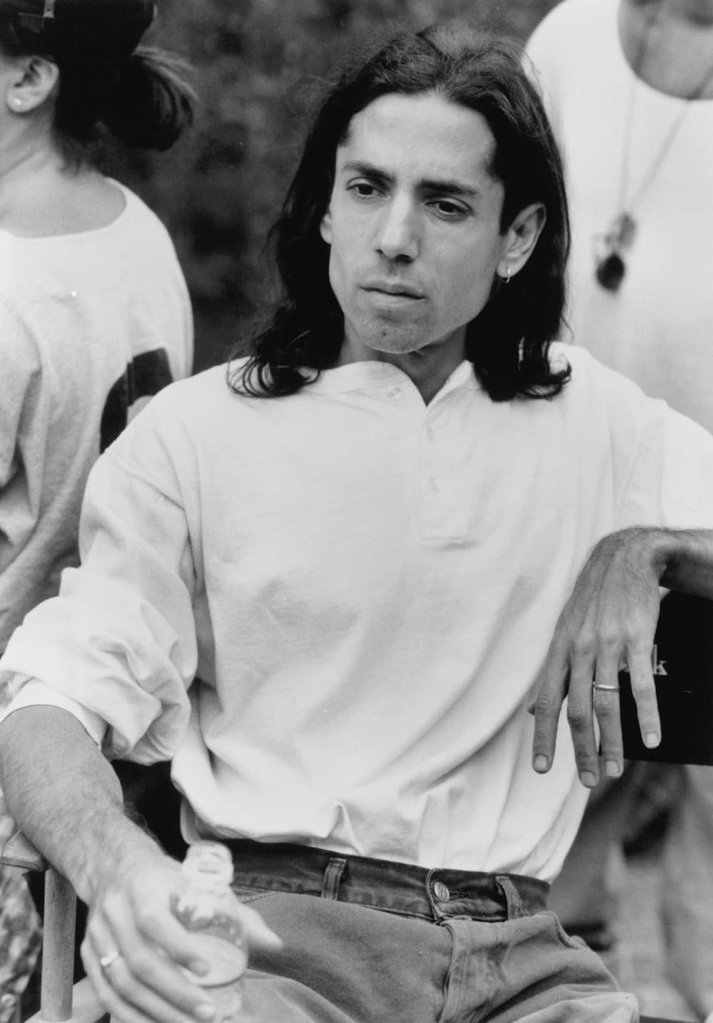 闇を見つめる瞳の画像