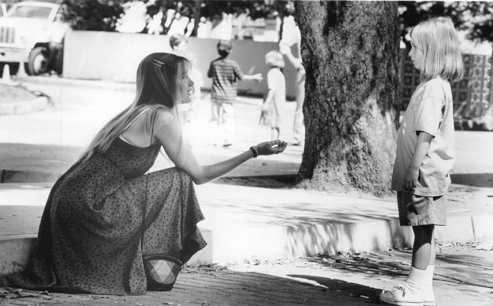 闇を見つめる瞳の画像