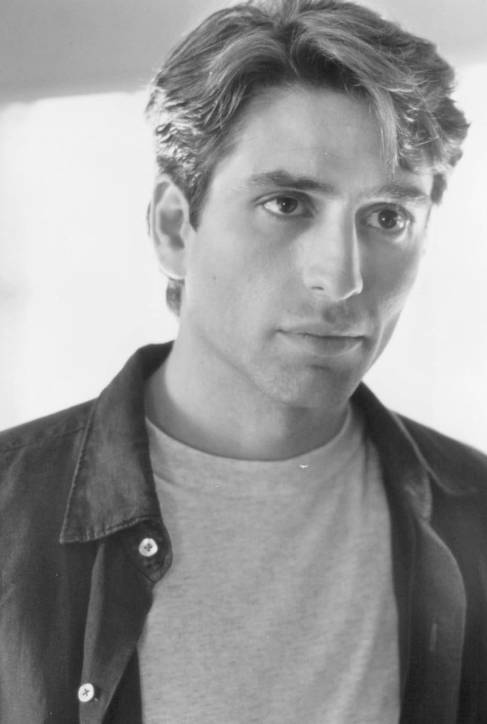 闇を見つめる瞳の画像