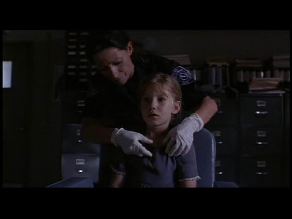 闇を見つめる瞳の画像