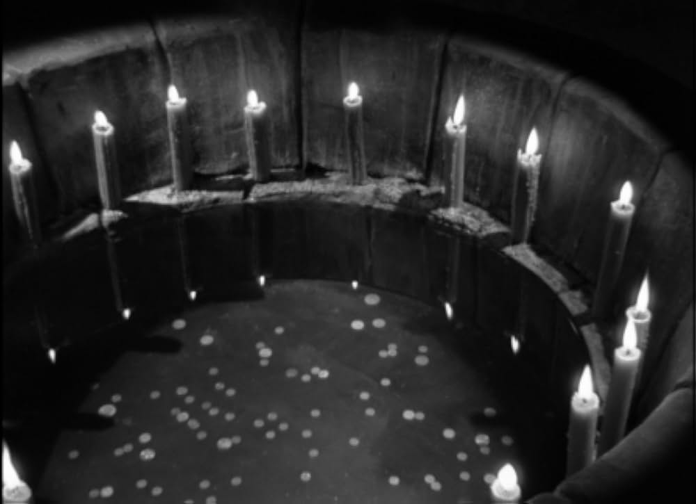 扉の陰の秘密の画像