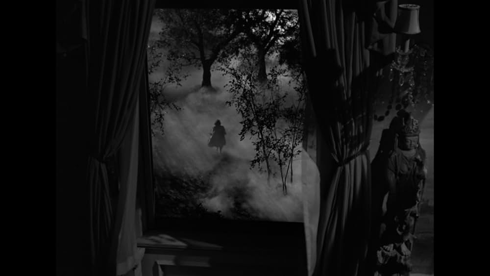 扉の陰の秘密の画像