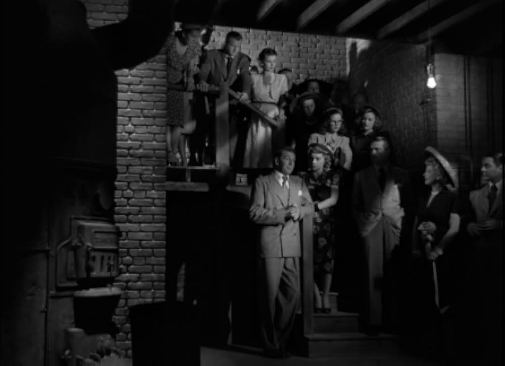 扉の陰の秘密の画像