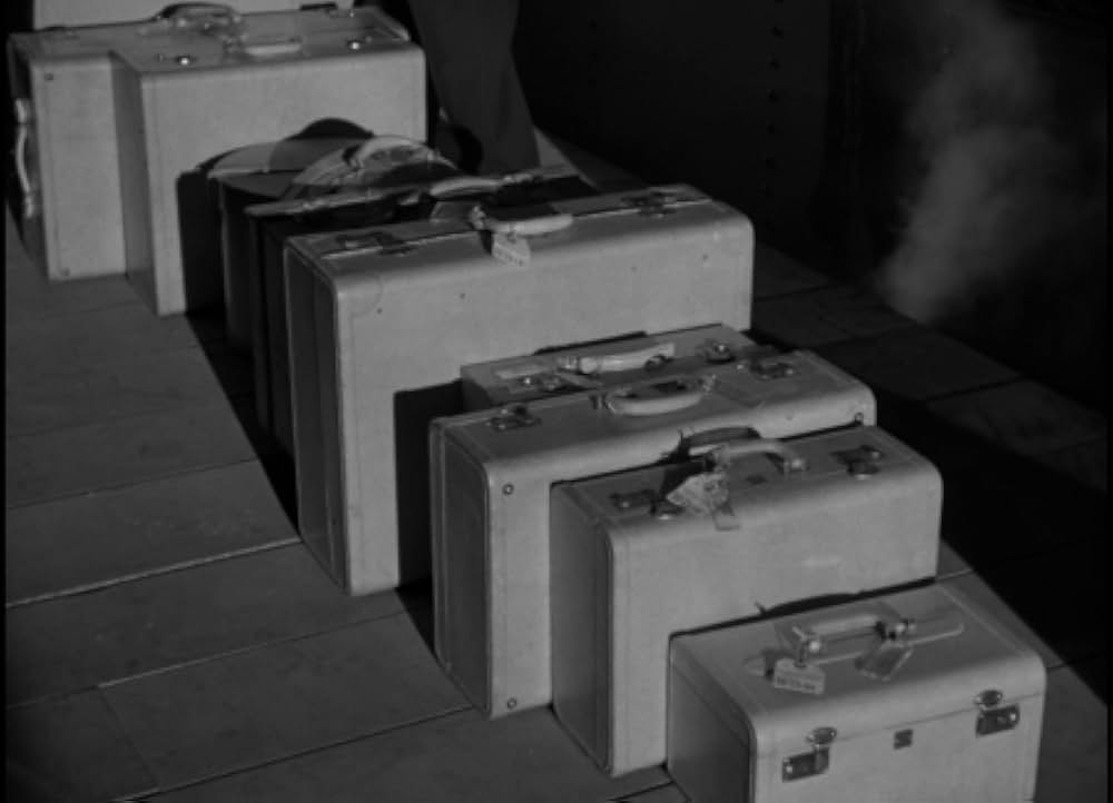 扉の陰の秘密の画像