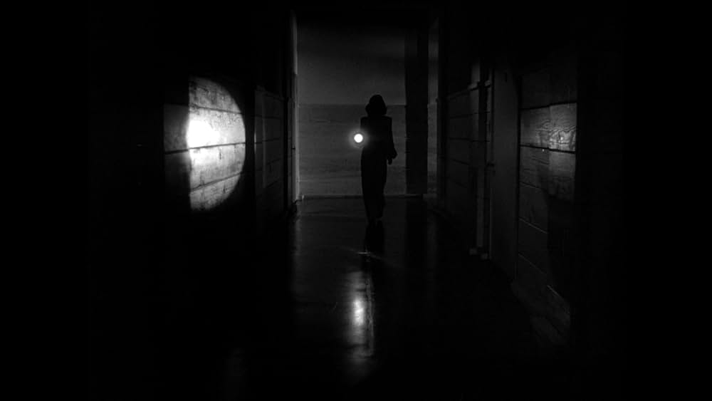 扉の陰の秘密の画像