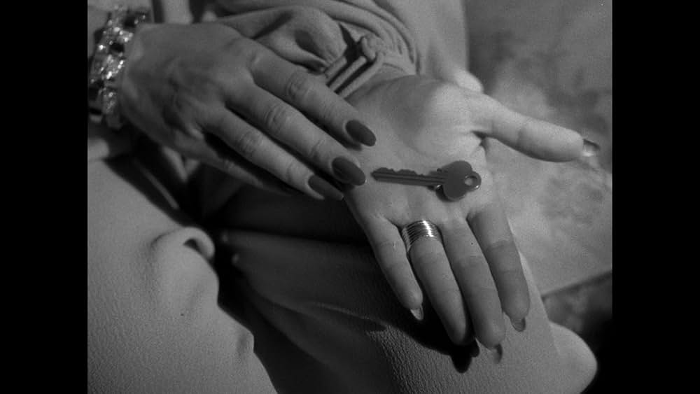 扉の陰の秘密の画像