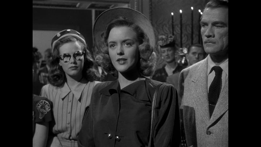 扉の陰の秘密の画像