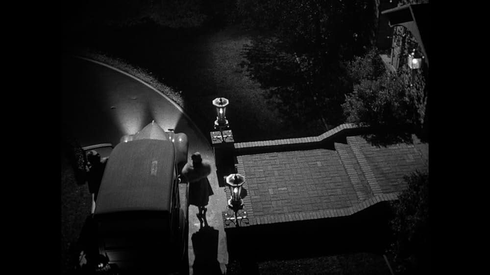 扉の陰の秘密の画像