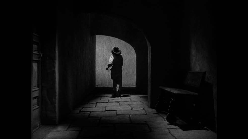 扉の陰の秘密の画像