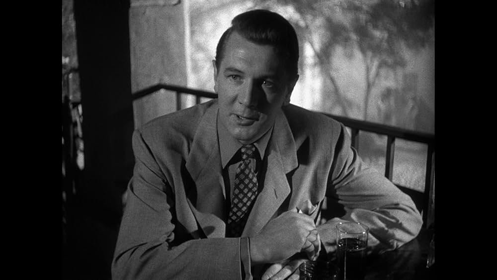 扉の陰の秘密の画像