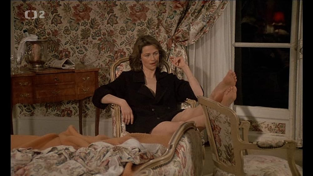 トレンチコートの女の画像