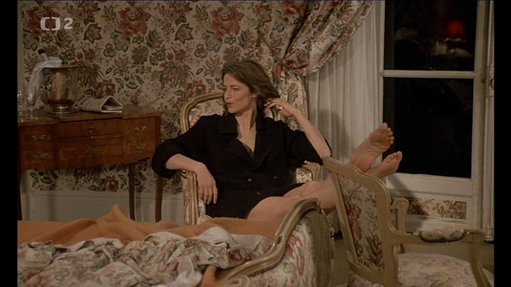 トレンチコートの女の画像