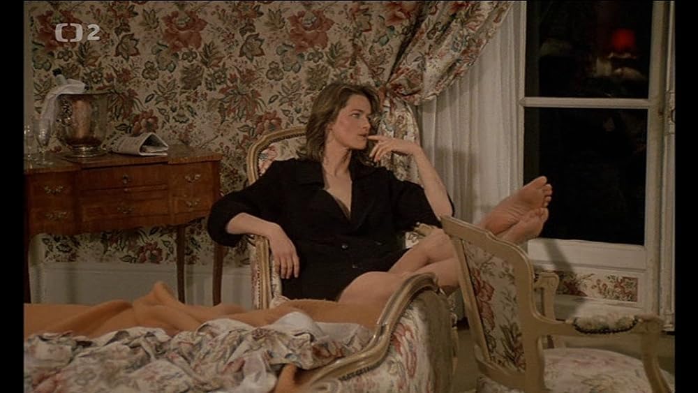 トレンチコートの女の画像