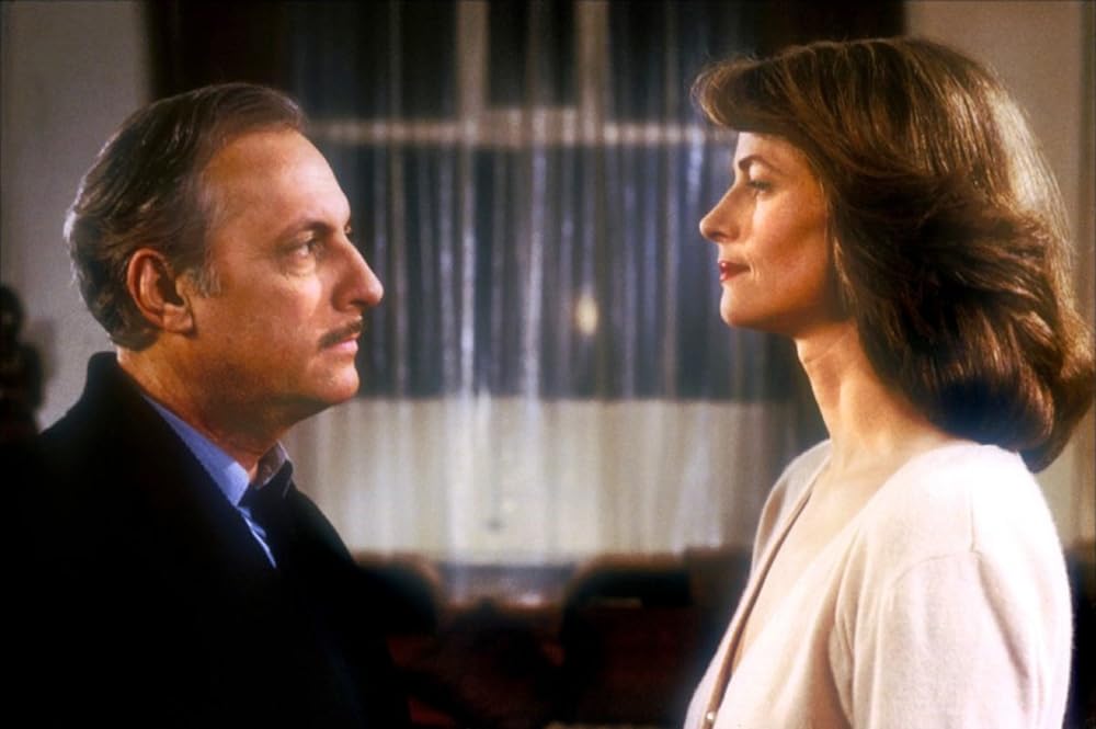 トレンチコートの女の画像