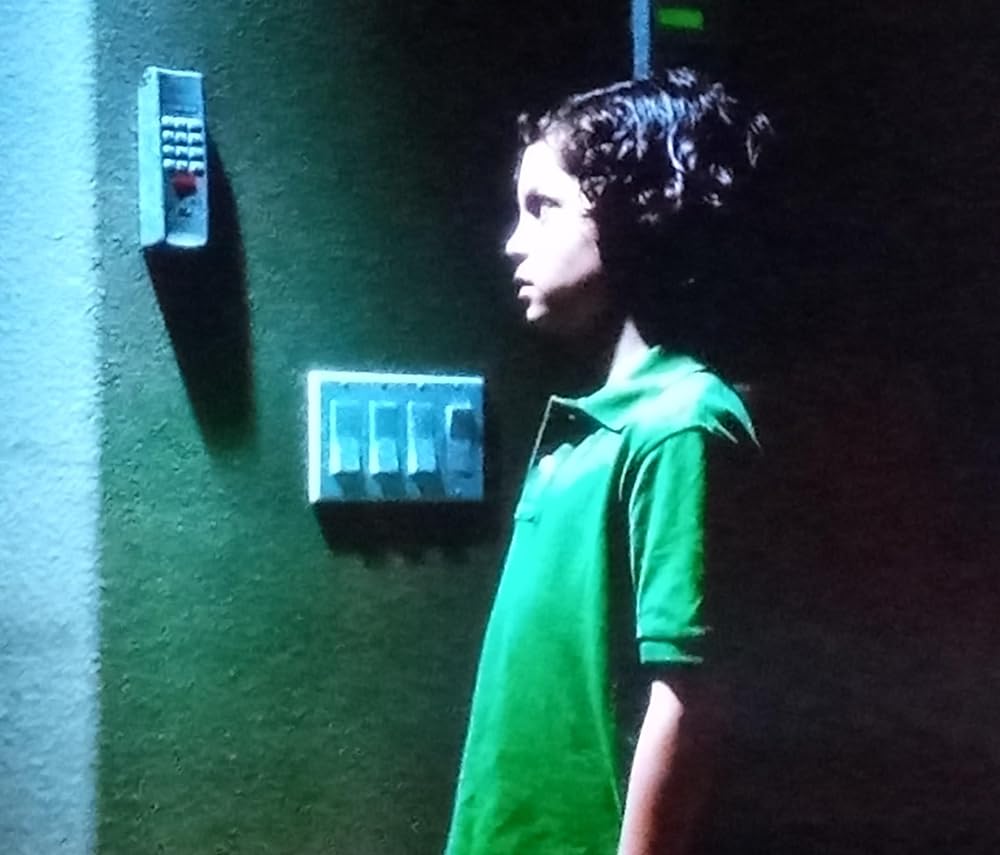 隣人は闇に潜むの画像