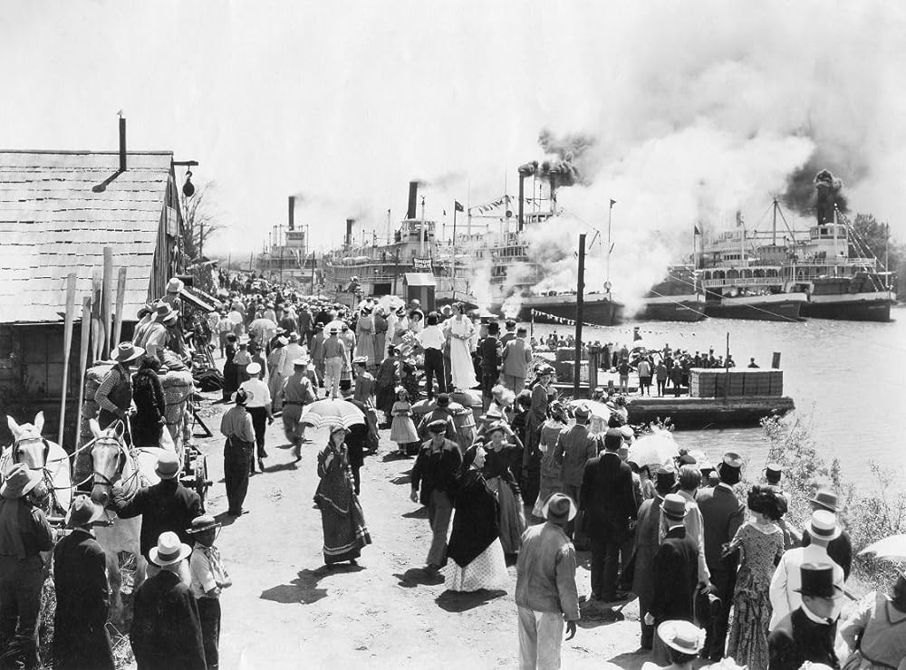 周遊する蒸気船の画像