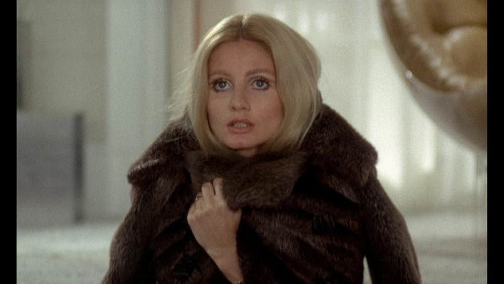 扉の影に誰かいるの画像