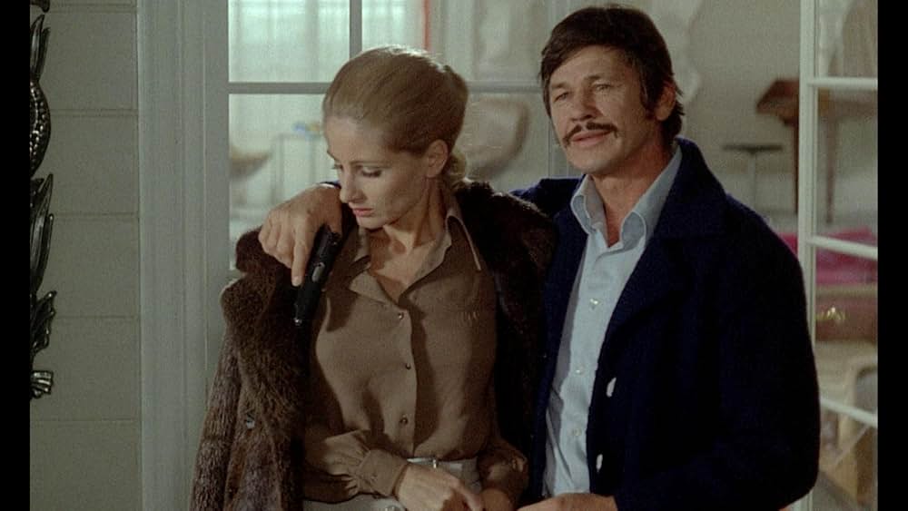 扉の影に誰かいるの画像