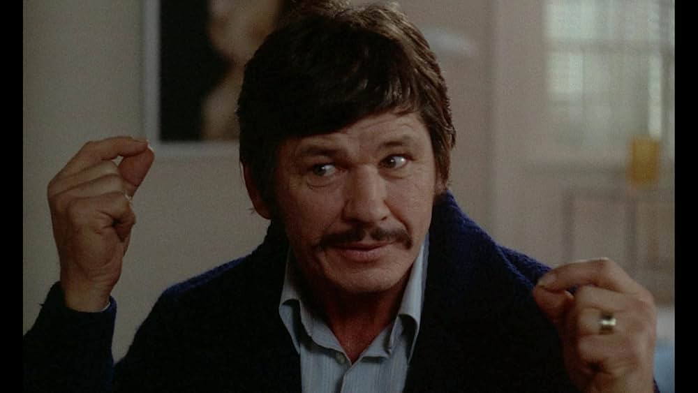 扉の影に誰かいるの画像