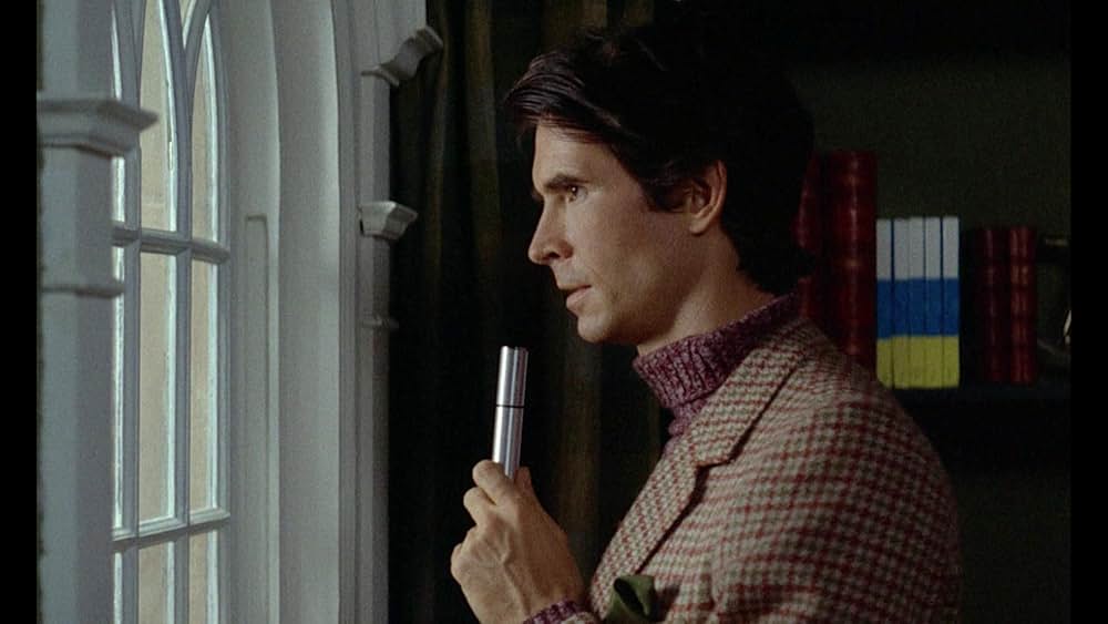 扉の影に誰かいるの画像