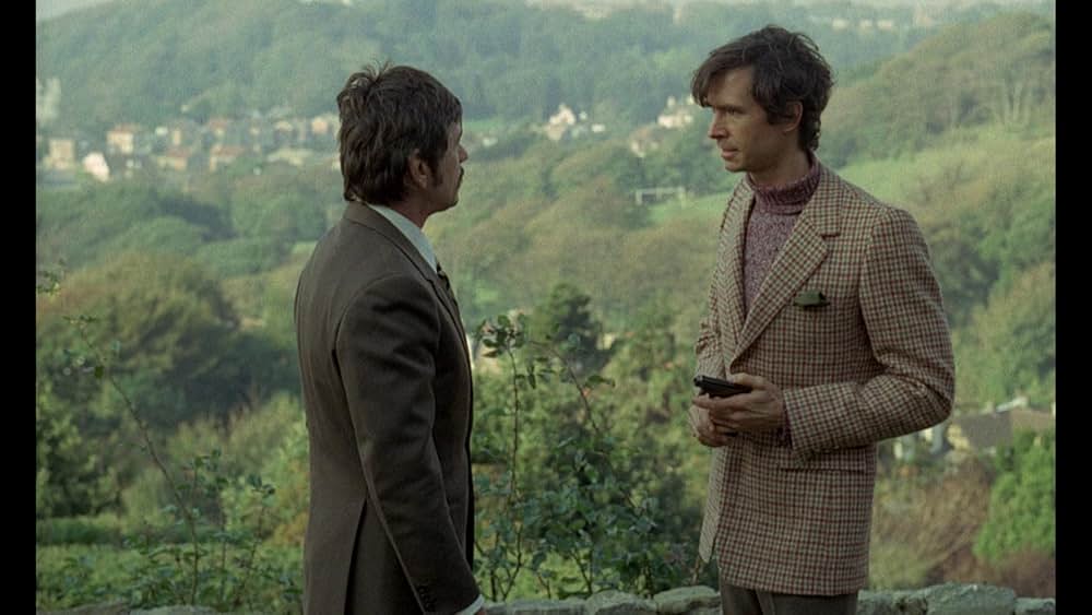 扉の影に誰かいるの画像