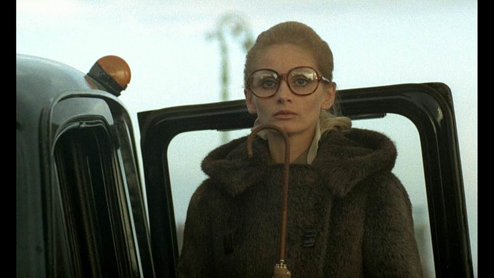 扉の影に誰かいるの画像