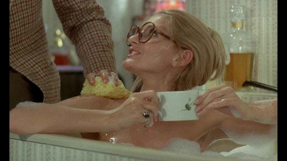 扉の影に誰かいるの画像