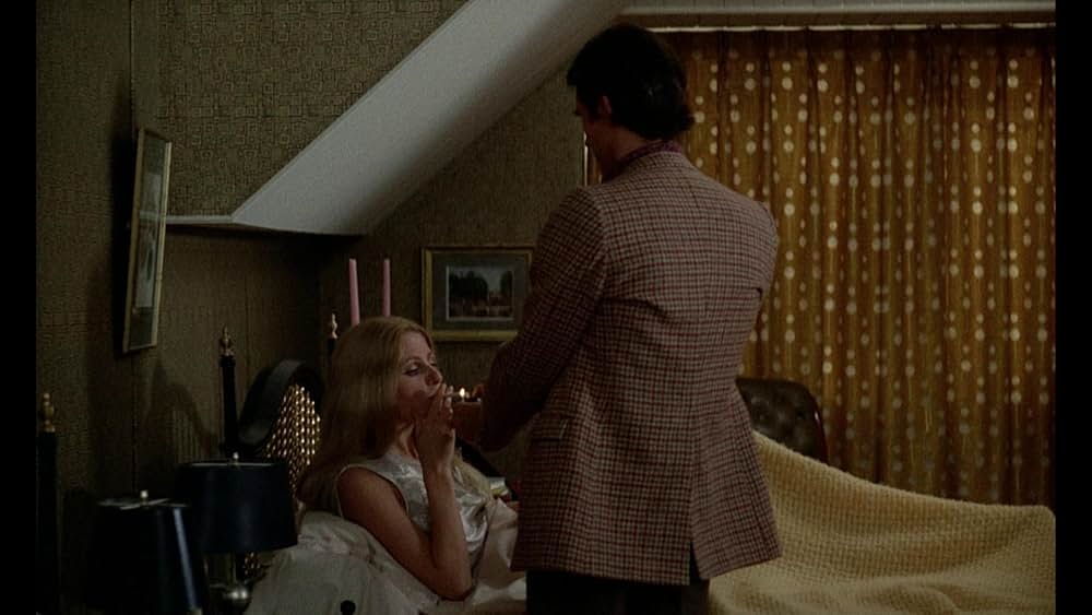 扉の影に誰かいるの画像