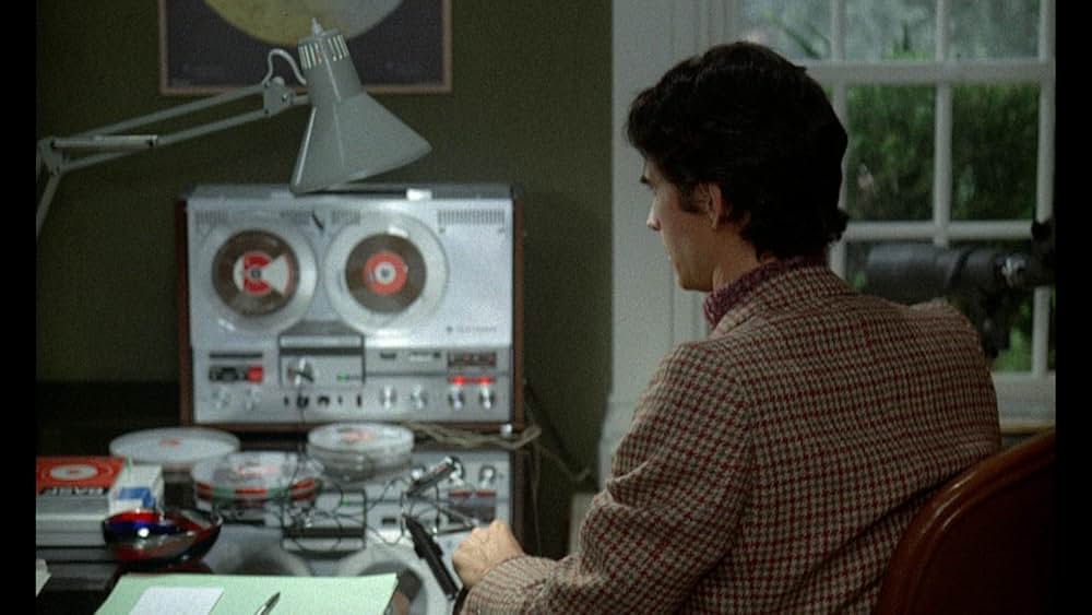 扉の影に誰かいるの画像