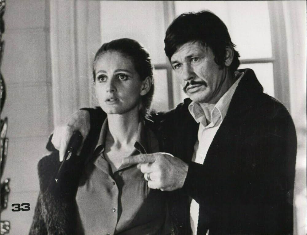 扉の影に誰かいるの画像