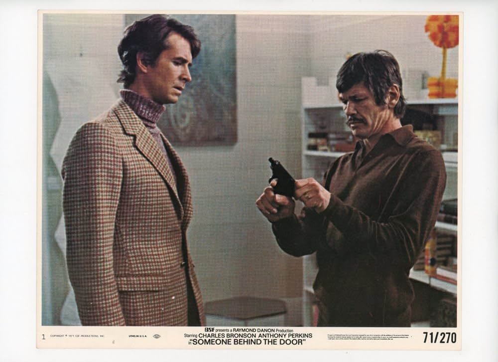 扉の影に誰かいるの画像