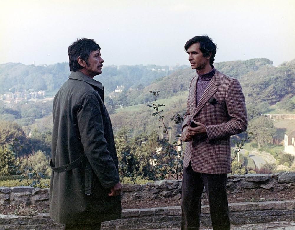 扉の影に誰かいるの画像