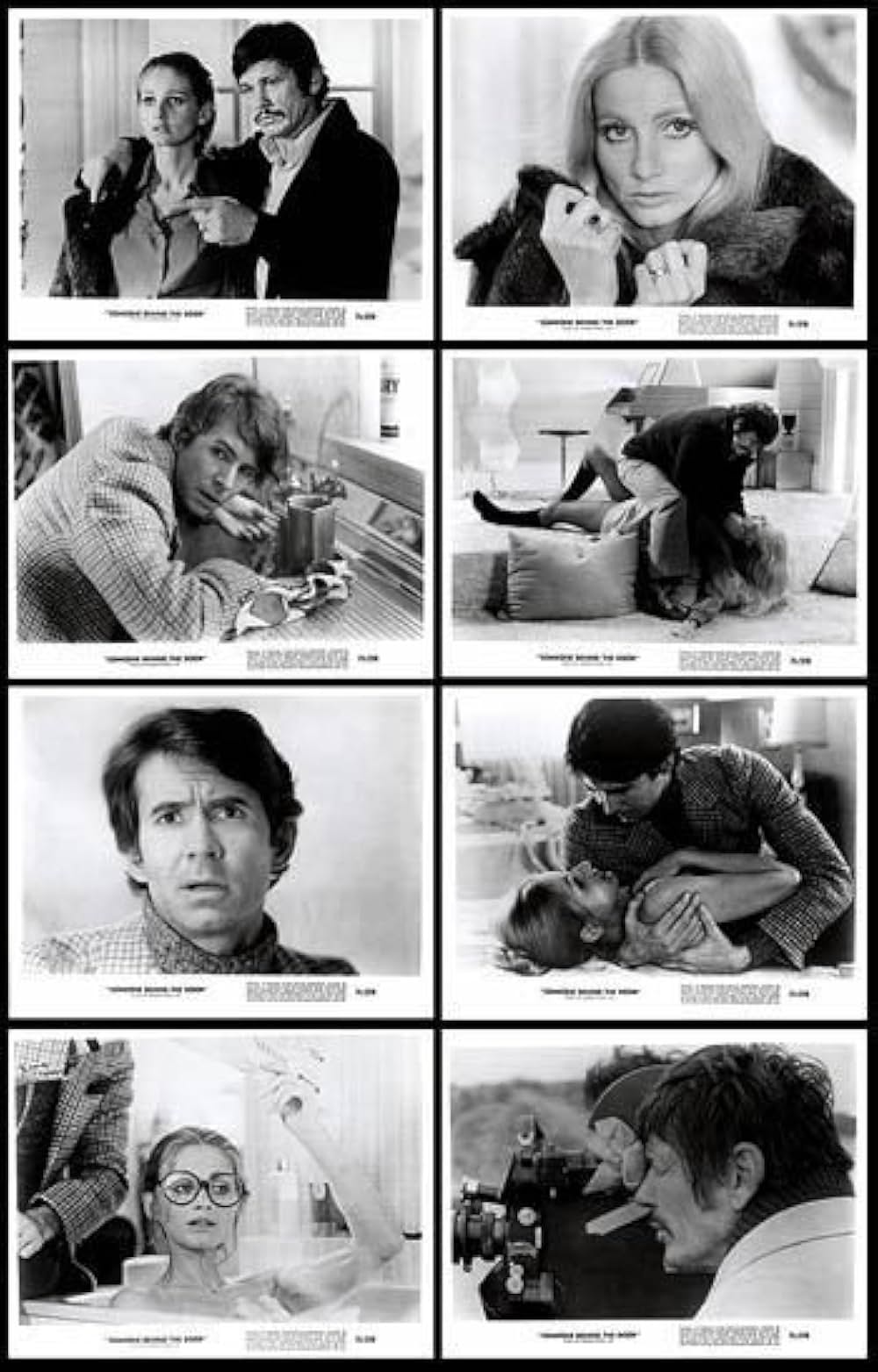 扉の影に誰かいるの画像