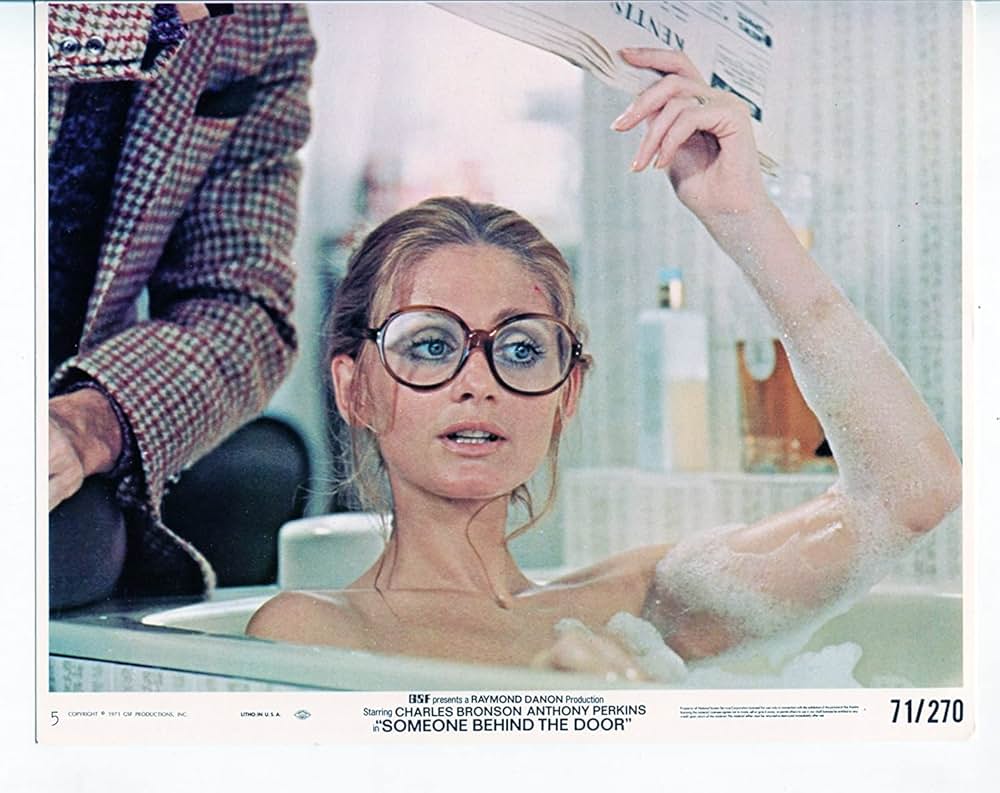 扉の影に誰かいるの画像