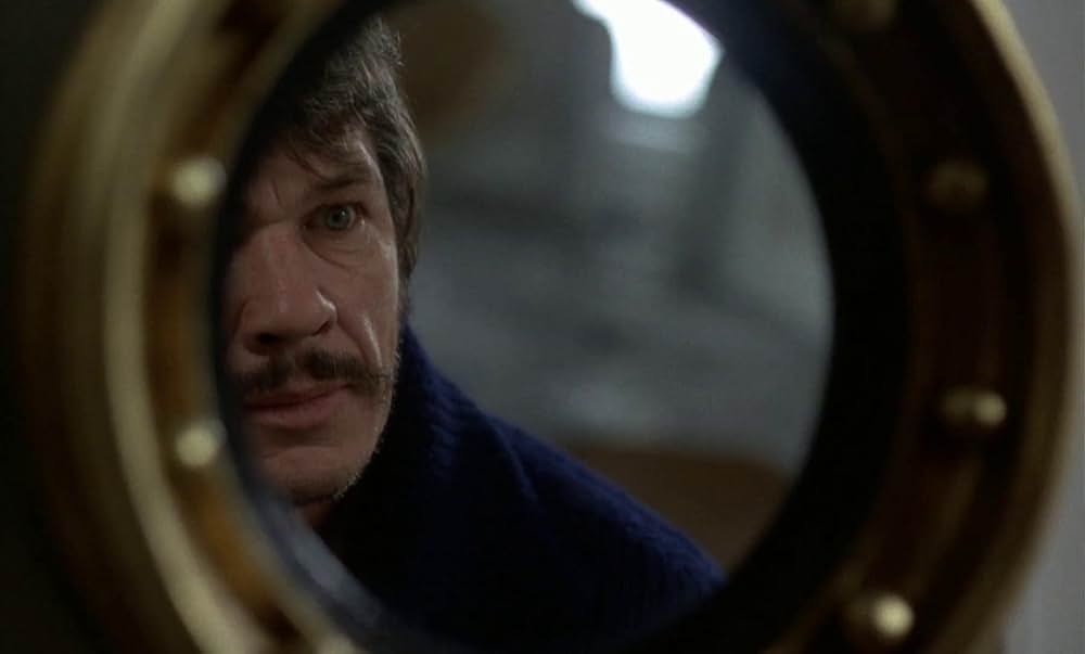 扉の影に誰かいるの画像