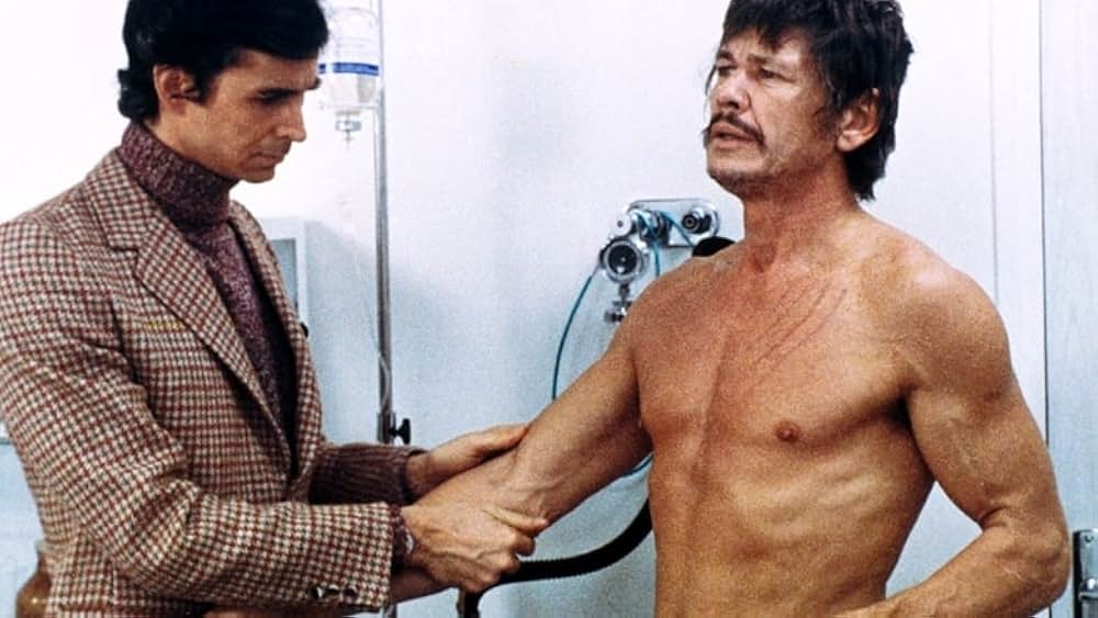 扉の影に誰かいるの画像