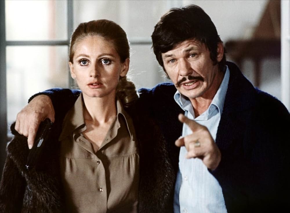 扉の影に誰かいるの画像