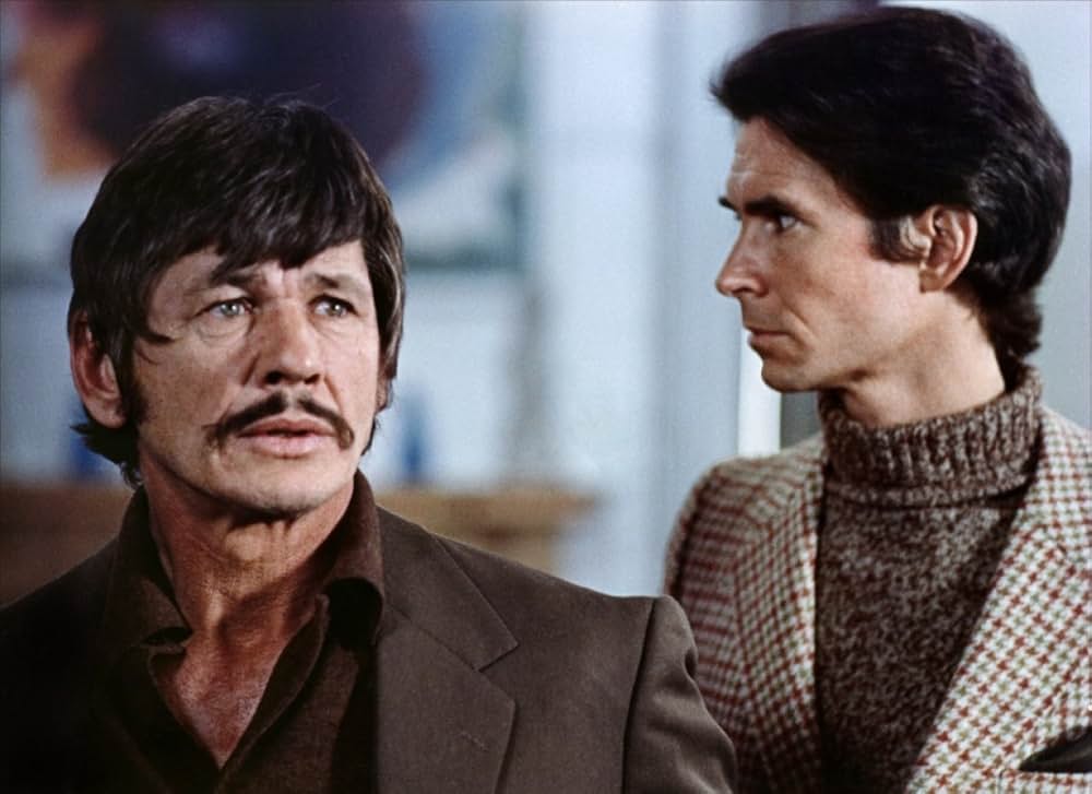 扉の影に誰かいるの画像