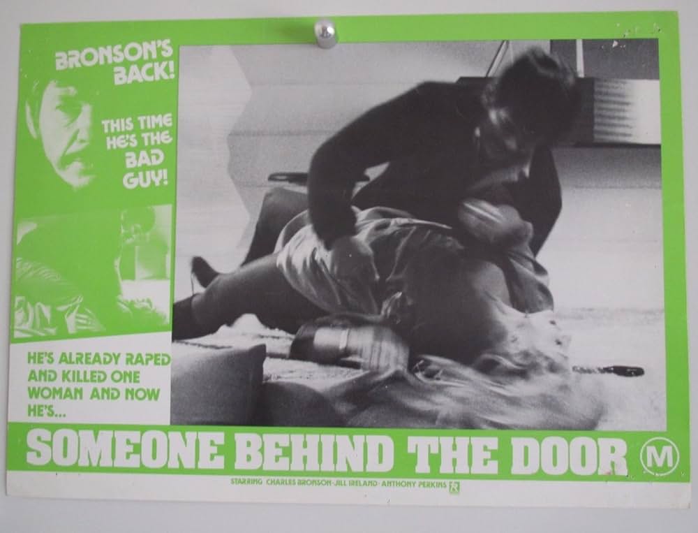 扉の影に誰かいるの画像