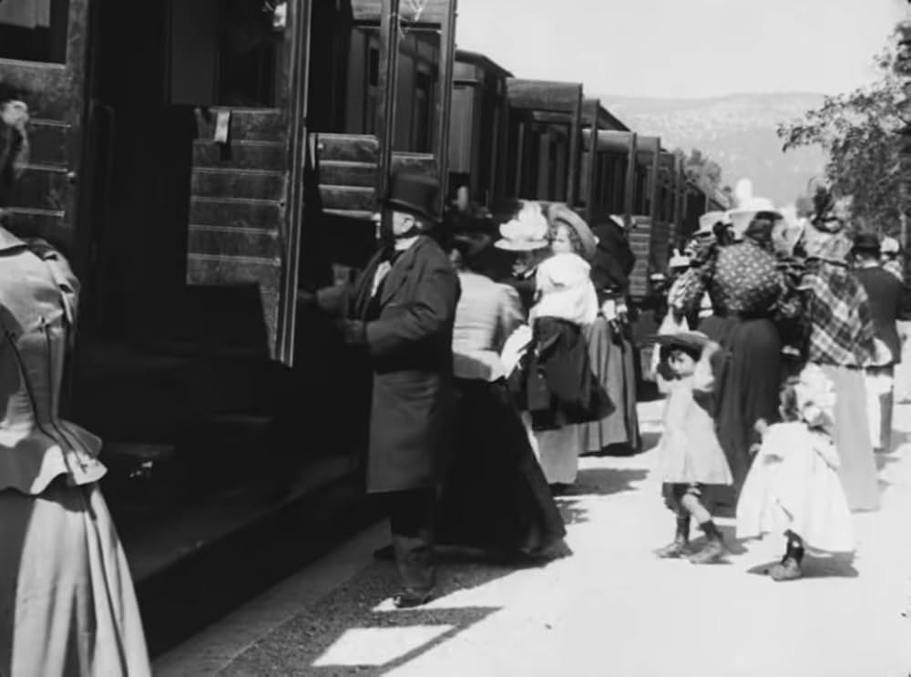 ラ・シオタ駅への列車の到着の写真