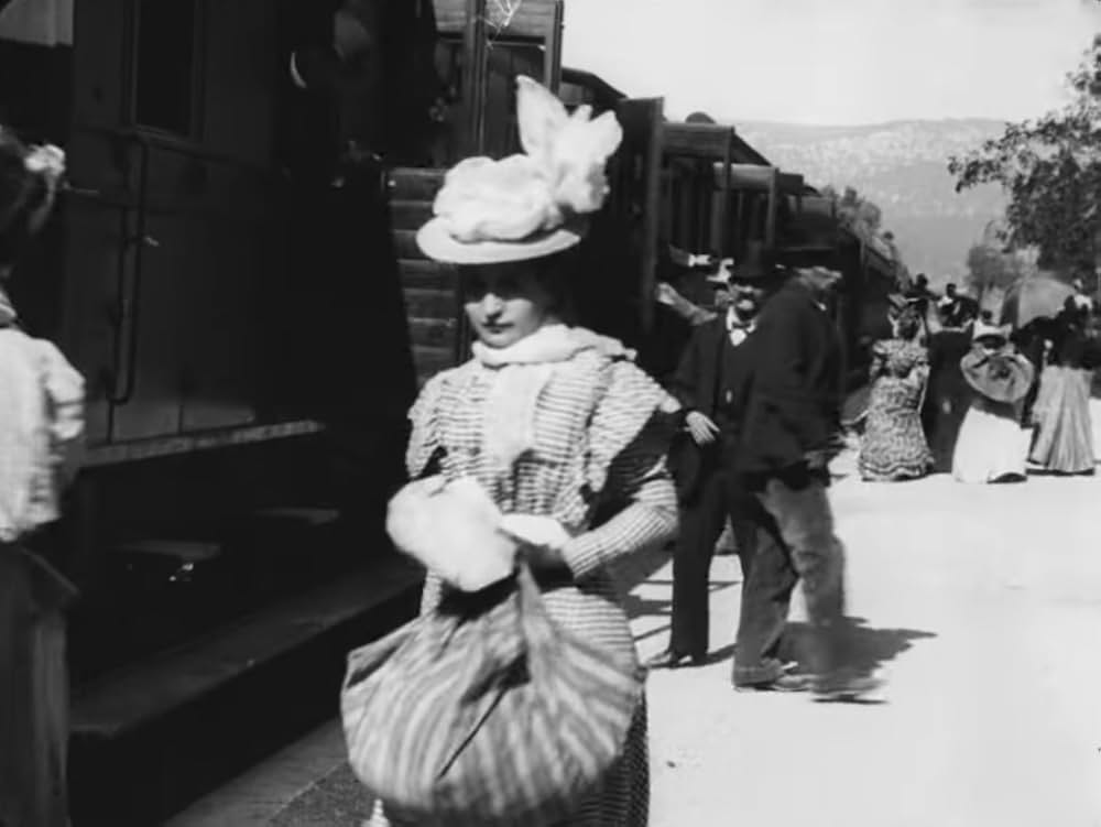 ラ・シオタ駅への列車の到着の画像