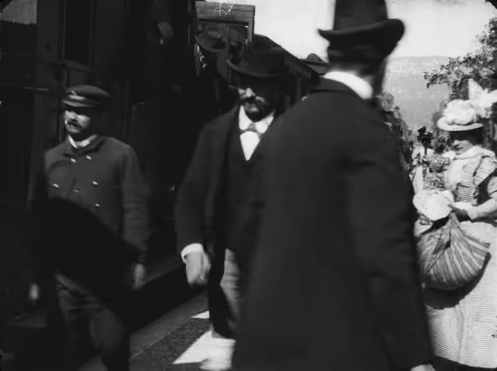 ラ・シオタ駅への列車の到着の画像