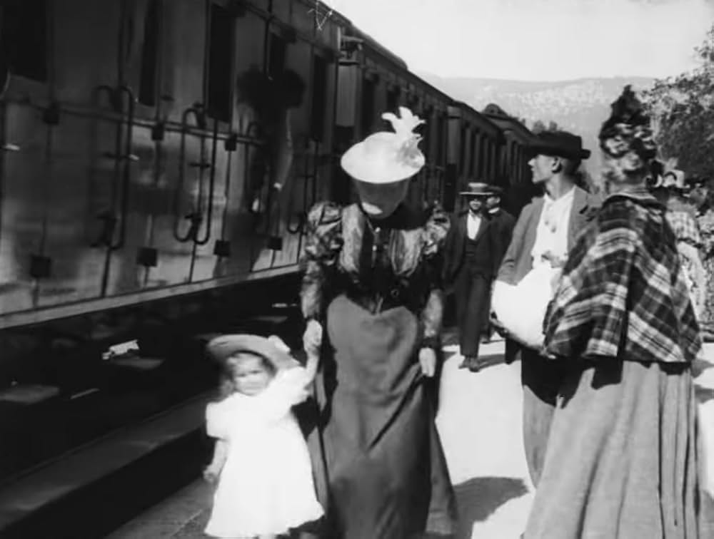 ラ・シオタ駅への列車の到着の画像