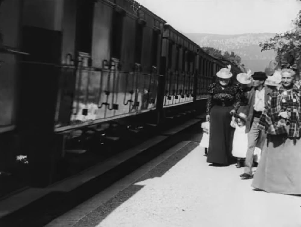 ラ・シオタ駅への列車の到着の画像