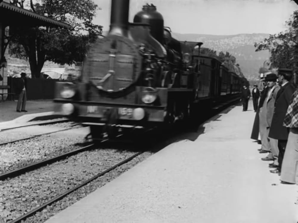 ラ・シオタ駅への列車の到着の画像