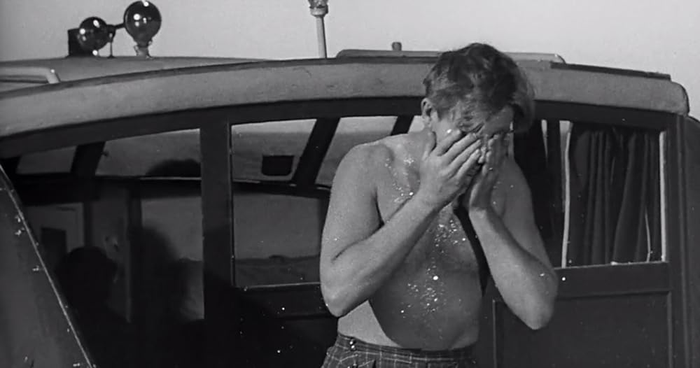 縮みゆく人間の画像