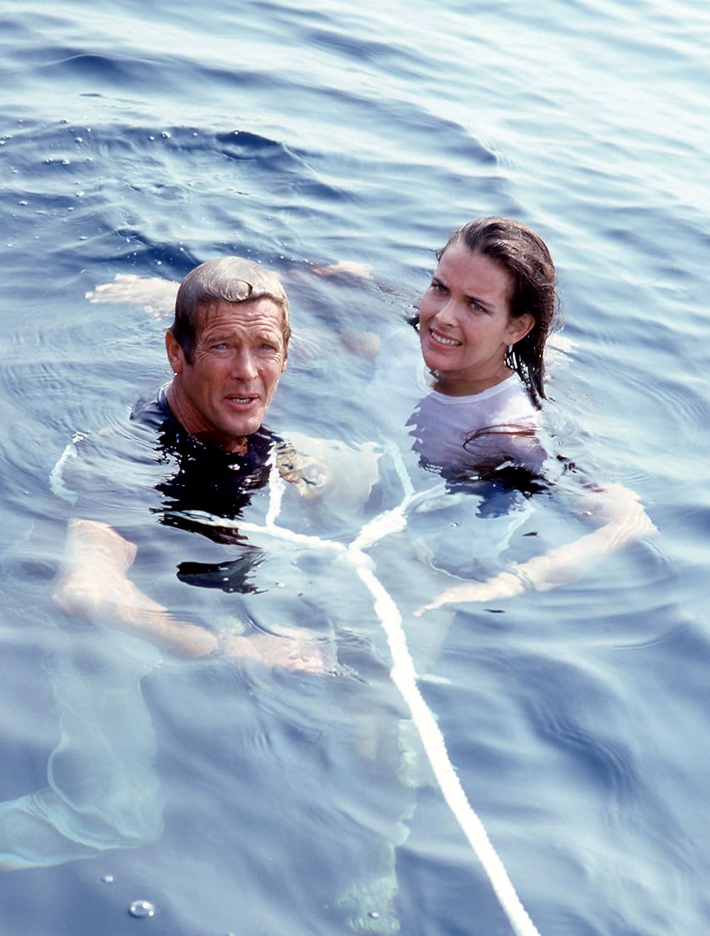 「007／ユア・アイズ・オンリー」ロジャー・ムーア & キャロル・ブーケの画像